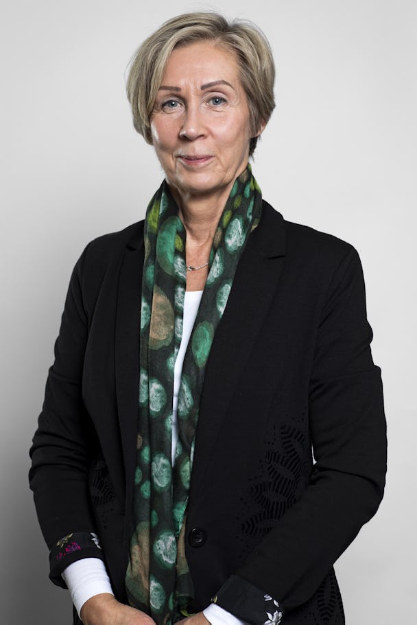 Annett Olofsson, förbundsjurist på LO-TCO Rättskydd, som bär en svart jacka och grön halsduk.