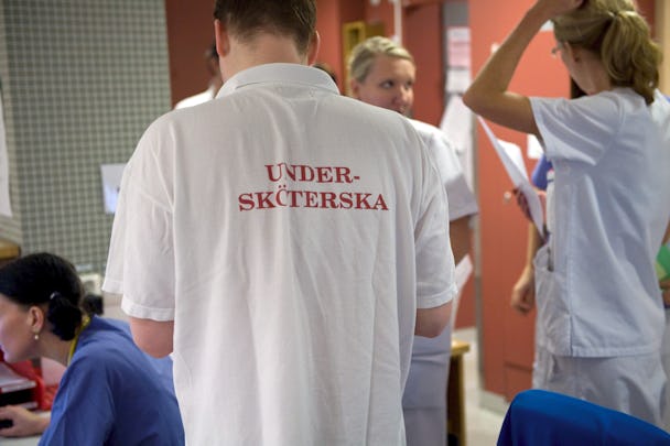 En grupp undersköterskor som står i ett rum.