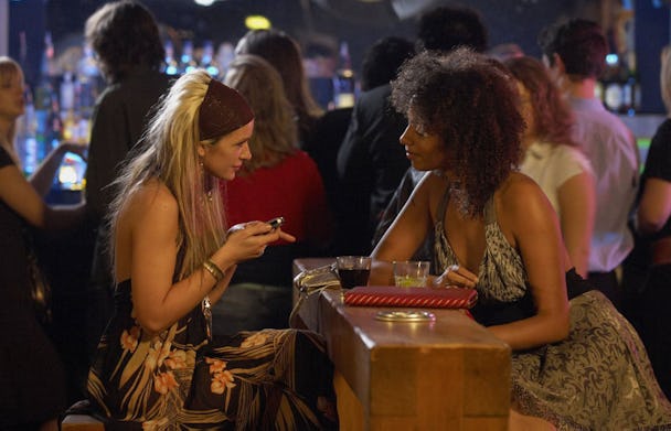 Två kvinnor sitter på en bar och pratar med varandra, scen ur filmen It´s a free world.