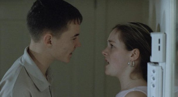 En man och en kvinna tittar på varandra i ett rum. Scen ur filmen Sweet sixteen.