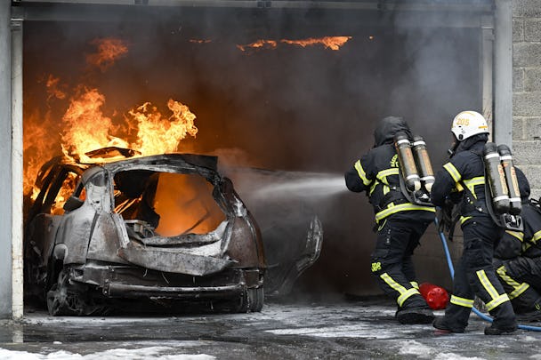 En grupp brandmän bekämpar en brand i ett garage.