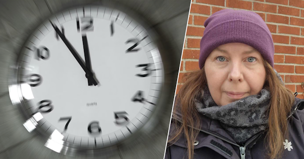 En bild på Åsa Ählberg med en klocka framför sig.