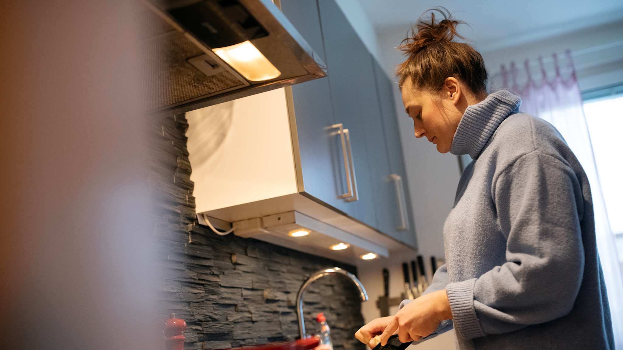 Sophia Hellström lagar mat hemma i sitt kök.