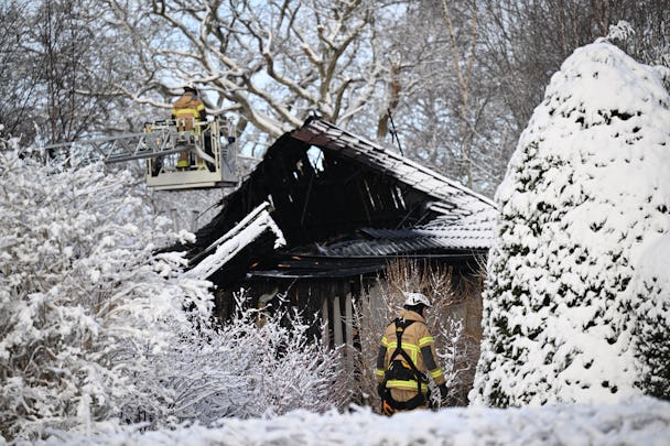 Eftersläckningsarbete vid villa i Kungsbacka som började brinna strax före midnatt, natten mot torsdagen.