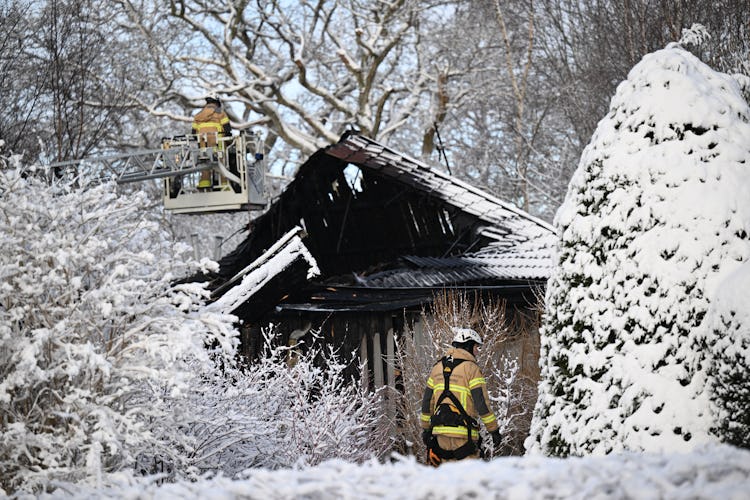 Eftersläckningsarbete vid villa i Kungsbacka som började brinna strax före midnatt, natten mot torsdagen.