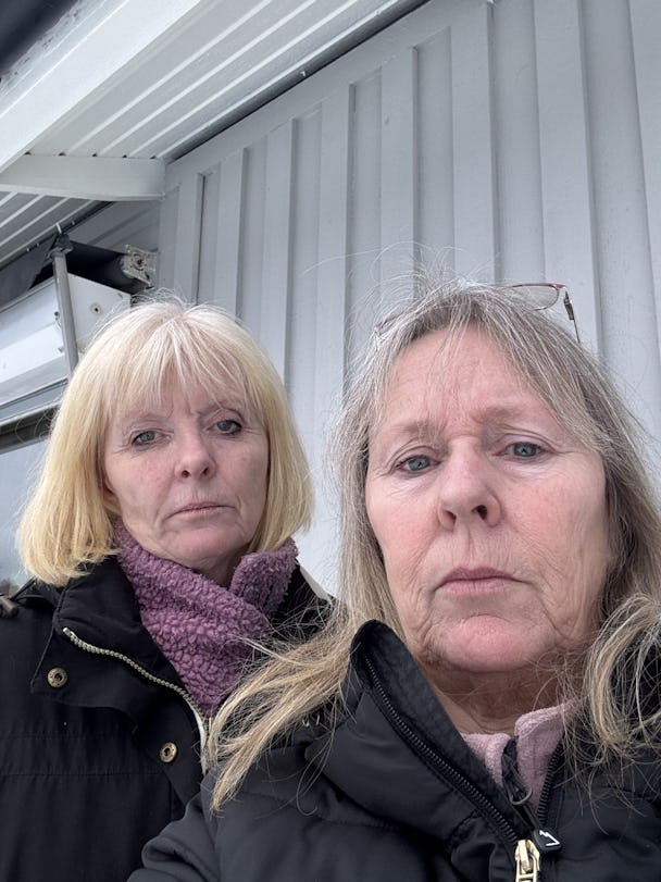 Undersköterskorna Christel Jonasson och Susanne Werdien tar en selfie framför en byggnad.