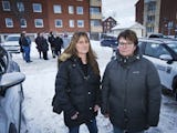 Annika Andersson och Stina Eriksson från hemtjänsten i Säffle som står framför två av hemtjänstens bilar.