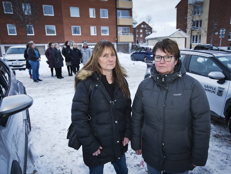 Annika Andersson och Stina Eriksson från hemtjänsten i Säffle som står framför två av hemtjänstens bilar.