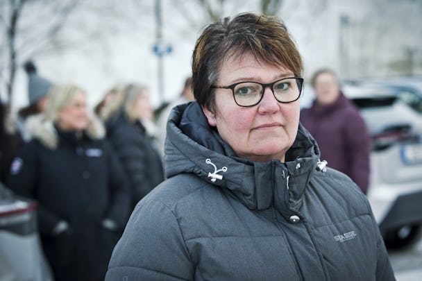 Stina Eriksson i glasögon som står framför sina kollegor.