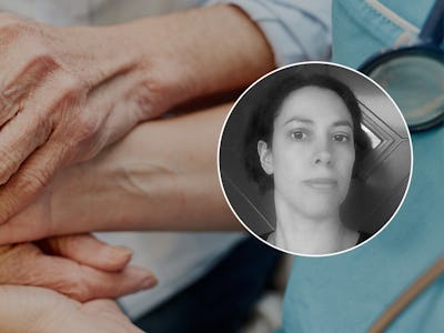 En bild av en sjuksköterska som håller en kvinnas hand.