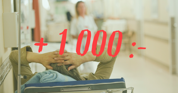 En patient i en sjukhussäng i en korridor. Grafik på bilden där det står + 1000 kronor.