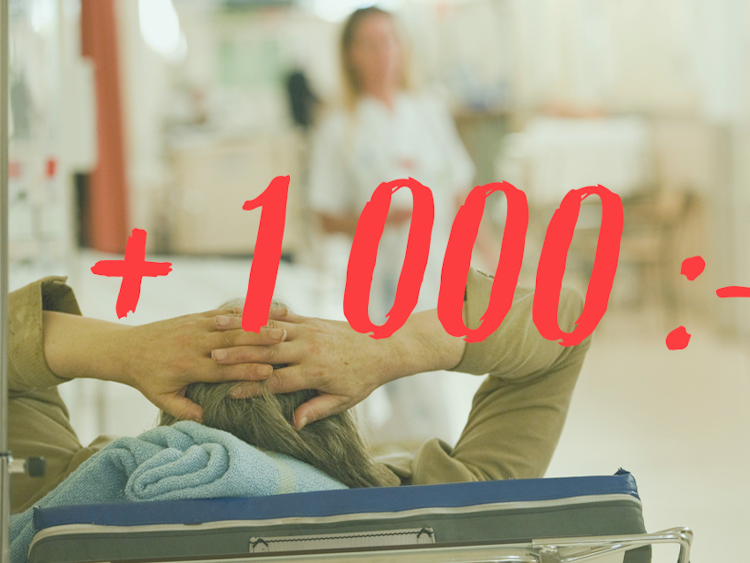 En patient i en sjukhussäng i en korridor. Grafik på bilden där det står + 1000 kronor.
