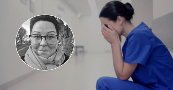 En ledsen sjuksköterska sitter på golvet och håller händerna föransiktet