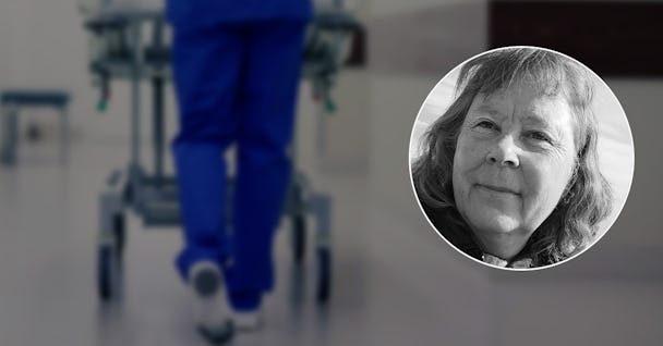 En sjukvårdspersonal går i en sjukhuskorridor medan en infälld bild visar en närbild av en kvinnas ansikte.