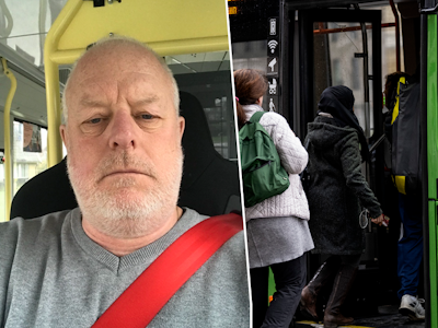 En man som tar en selfie i en bil med människor som går in i en grön buss i snöväder.