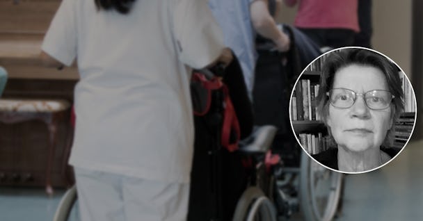 En sjuksköterska i vit uniform som skjutsar en äldre kvinna i rullstol längs en korridor.