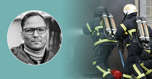Bild i två delar: till vänster ett porträtt av en medelålders man med glasögon; till högre brandmän i utrustning som går i ett rökfyllt område.