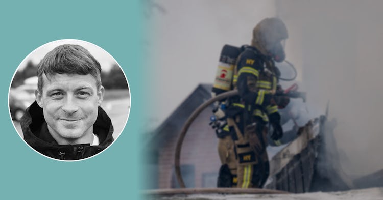 Brandman i skyddsdräkt släcker en brand intill en struktur, överlagd med en cirkulär bild som visar ansiktet på en man som ler.
