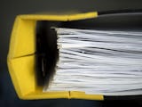 En inzoomad vy av en stor mängd dokument staplade i en gul pärm.