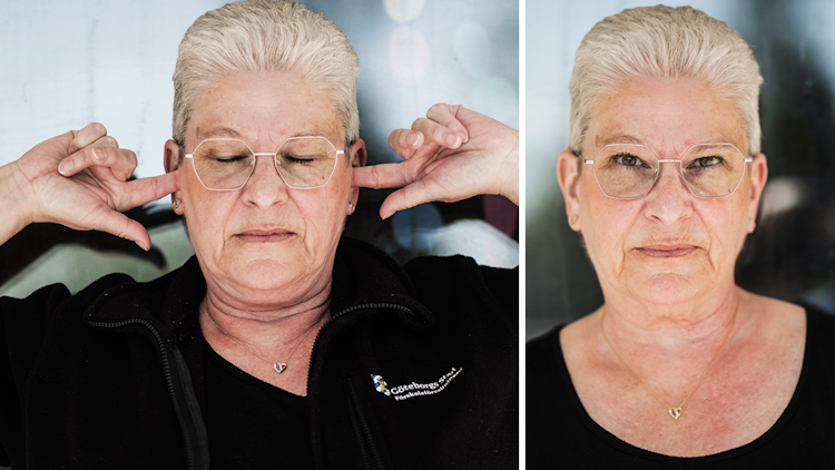 Två sidställda bilder av en Monica Westin med kort grått hår och glasögon. Till vänster pluggar hon sina öron med sina fingrar. Till höger tittar hon rakt in i kameran med ett neutralt ansiktsuttryck.