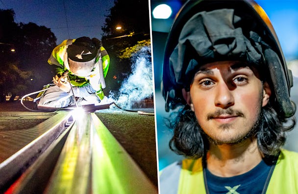 Vänster: Arbetare som svetsar på natten med skyddsutrustning och ljusa ljusgnistor. Höger: Närbild av en arbetare som bär en skyddshjälm och en reflexväst, tittade mot kameran.