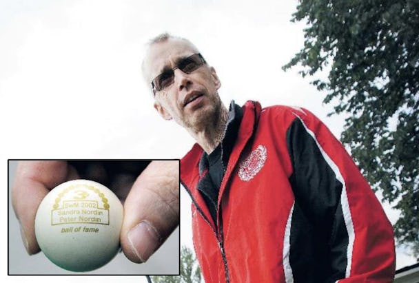Peter Nordin och en inklippta bild på en golfboll med texten: "Sandra Nordin, Peter Nordin, Ball of fame"