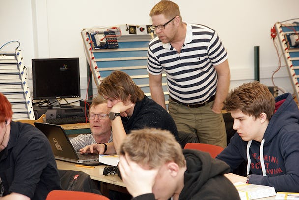 Läraren Peter Mårtensson, sittande, och kontrollanten Patrik Söderqvist, stående, guidar en av eleverna när provet ska starta. Foto: Per Eklund