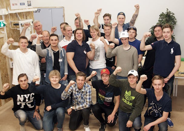 Nöjda och glada elever vid Rekarnegymnasiet i Eskilstuna. Alla som valt att göra yrkesprov blev godkända och går nu ut som förstaårs-elektriker. FOTO: PER EKLUND