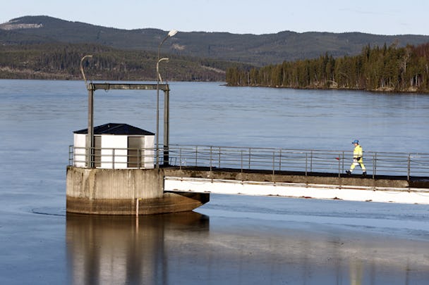 Här i dammen vid kraftverket i Höljes befaras den 38-årige kranbilsföraren ha omkommit. Foto: Tomas Nyberg