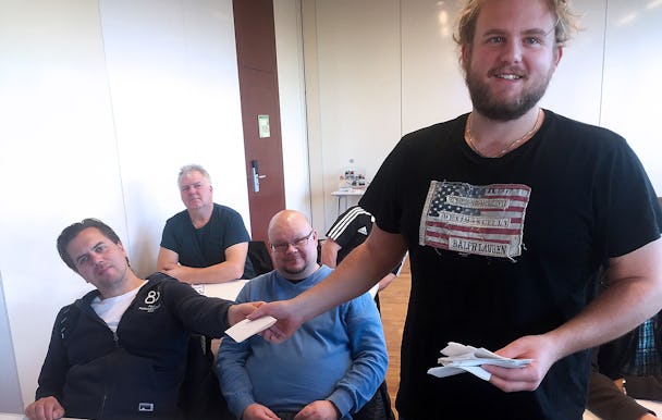 Det blev sluten omröstning och rösträkning när Elektrikerna skulle välja representanter i skyddskommitten hos Assenblin. Foto: Hans Andersson