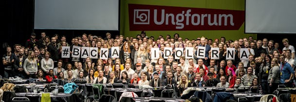 Unga fackligt aktiva från LO:s 14 förbund på Ungforum samlade på bild för att visa att de stödjer en strejk för bättre villkor i Idol. Foto: Linda Håkansson