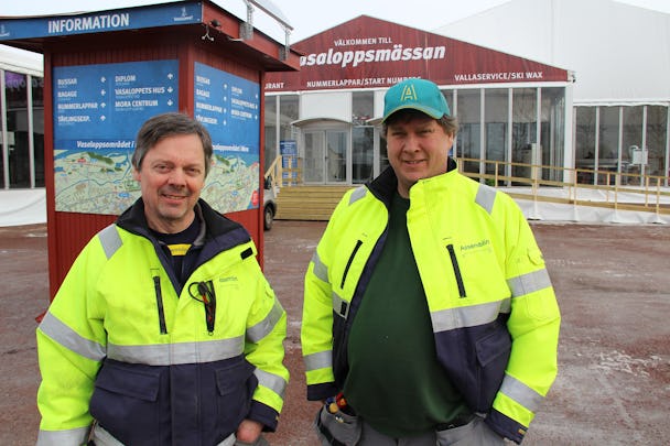 Göran Berglund (t v) och Benny Köpman har arbetat med kabeldragning och inkoppling av elektricitet till Vasaloppets mässtält och målområde.