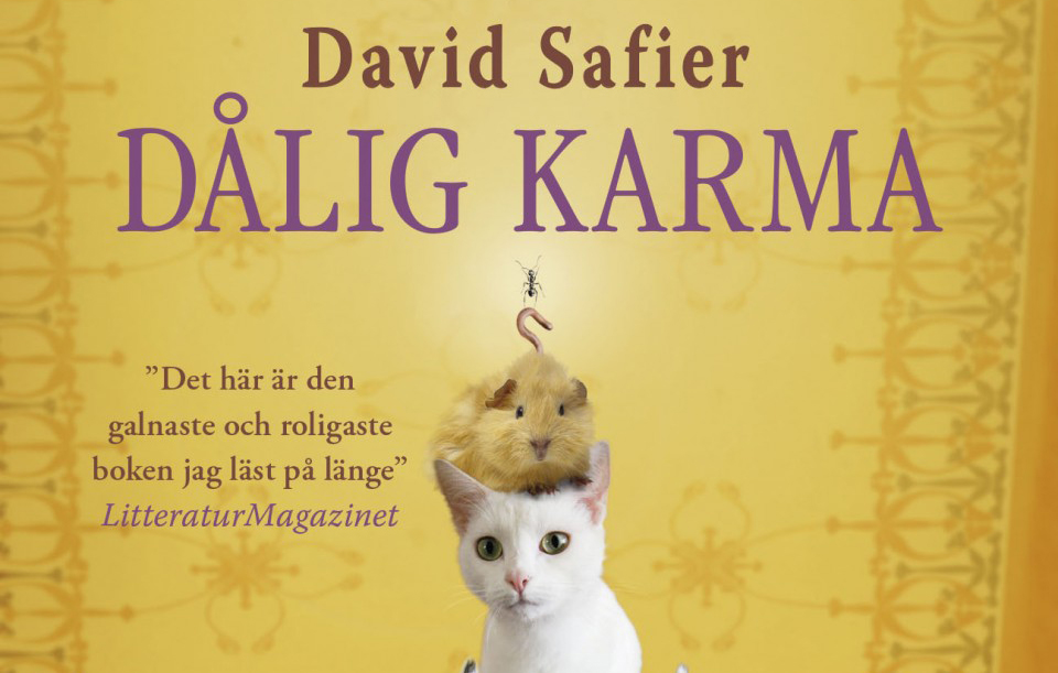Bilden föreställer överdelen på ett guld bokomslag, med textren David Safier, Dålig Karma högst upp. Nedanför är en bild på en vit kattunge med ett marsvin på huvudet, som i sin tur har en mask och en myra ovanpå sig. Bredvid djuren är recensionstexten: Det här är den galnaste och roligaste boken jag läst på länge, LitteraturMagazinet.