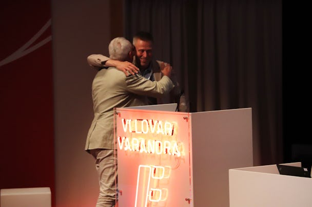 Ulf Carlsson kramar om Pontus Boström vid talarstolen