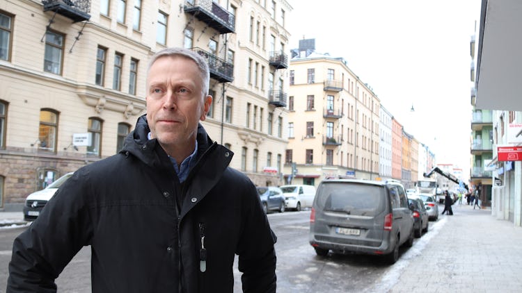 Pontus Boström vid en bilväg i stadsmiljö