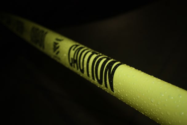 Ett gult avspärrningsband framför en mörk bakgrund