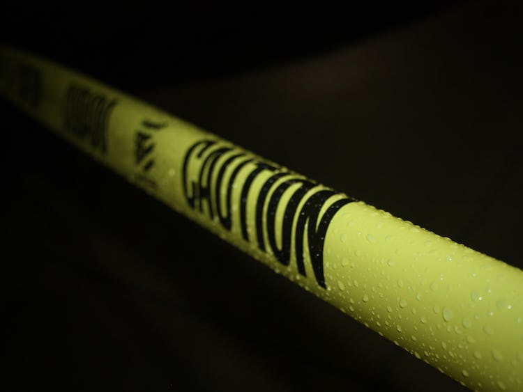 Ett gult avspärrningsband framför en mörk bakgrund