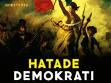 Omslaget på boken "Hatade Demokrati". EN målning där en kvinna i vitt håller upp en fransk flagga, omgiven av en folksamling.