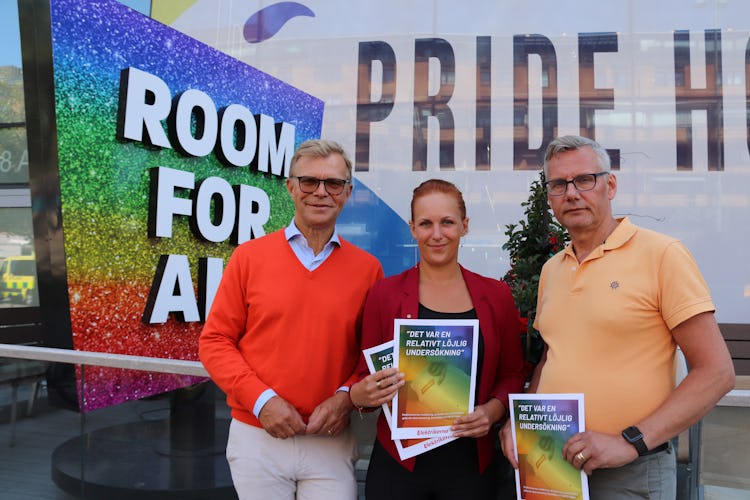 Ola Månsson, Louise Olsson och Per-Håkan Waern står framför en skylt med texten "Room for all", hållande utskrifter av rapporten i artikeln.