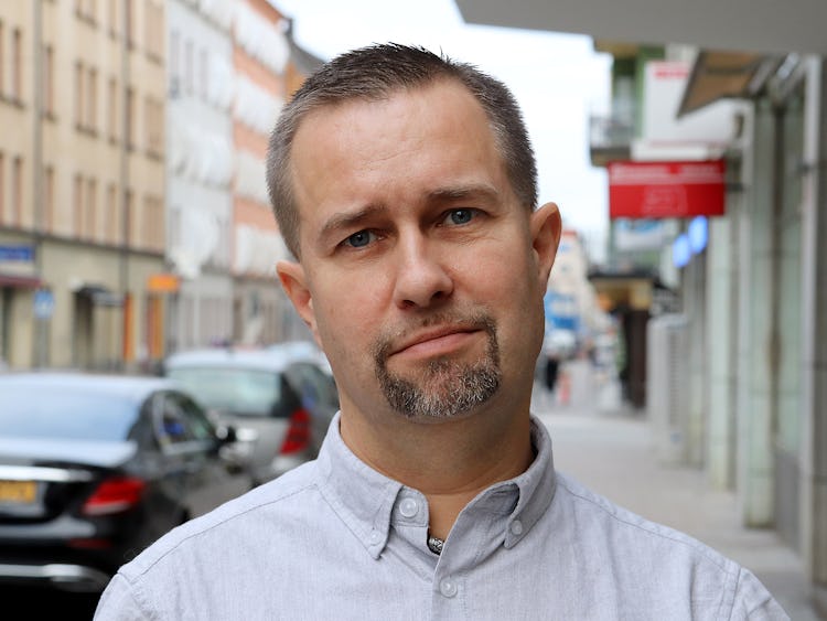 Porträttfoto av Tomas Jansson, ombudsman på Elektrikerförbundets förbundskontor, mot en stadsbakgrund.
