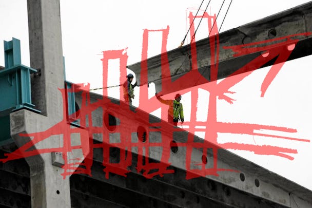 Ett stapeldiagram med en uppåtgående pil, framför en bild på en byggarbetsplats