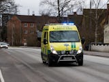 En ambulans som kör längs en väg