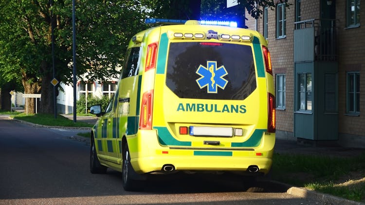 En ambulans bakifrån