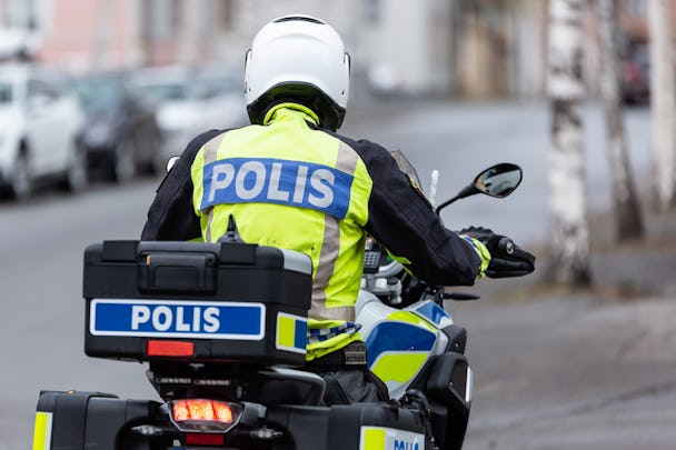 En polis på en motorcykel