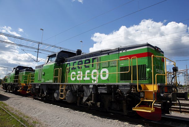Ett Green Cargo-tåg står stilla på rälsen