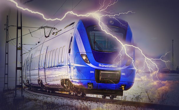 Ett bildmontage där ett av Skånetrafikens blå tåg kör längs en räls med en stor blixt över sig.