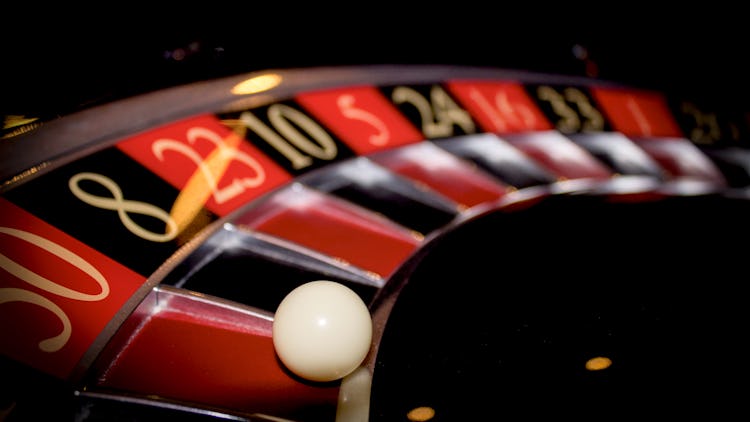 En närbild på en roulette med en vit kula som har stannat på röd 50.