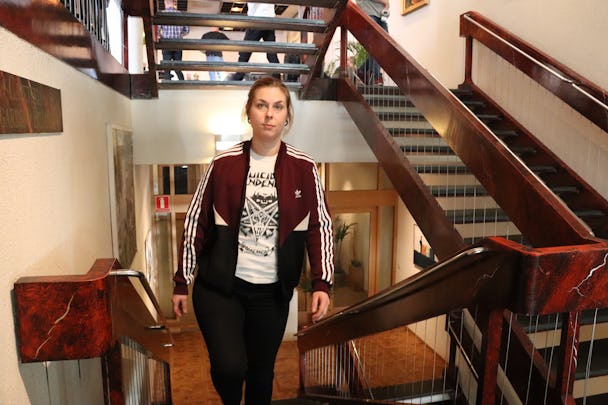 Karolina Dahl står i en trappa.