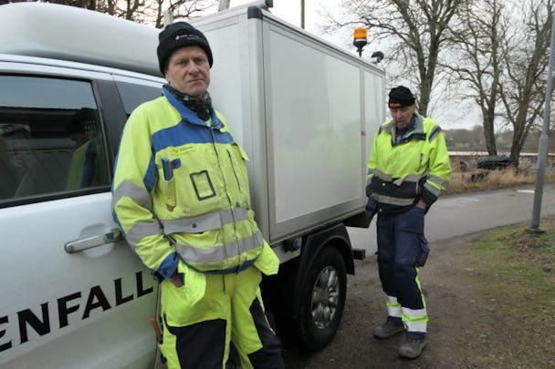 Jan Gren och Erling Nicklasson står framför en av Vattenfalls firmabilar