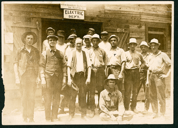 Historisk gruppbild på linjearbetare